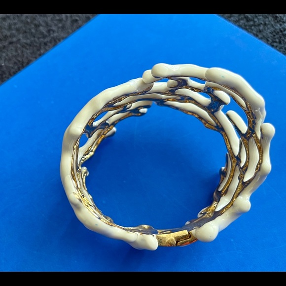 KJL Highly Collectible. Rare White Coral opening by hinges - Picture 5 of 13